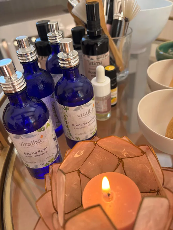 Gros plan sur des produits de soins naturels de la marque Vitalba à l'institut Lymphea