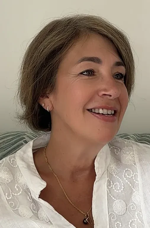Portrait de Laure Morini, esthéticienne diplômée et praticienne en massage suédois et Kobido